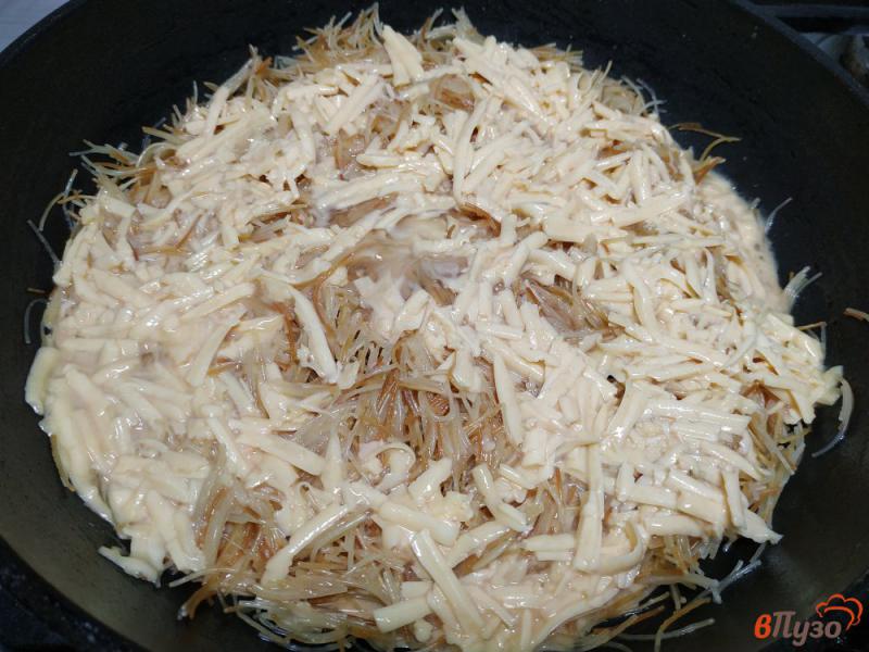 Фото приготовление рецепта: Запеканка из вермешели на сковороде шаг №6