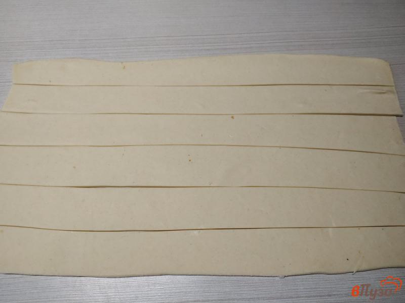 Фото приготовление рецепта: Сосиски в слоенно- дрожжевом тесте шаг №2