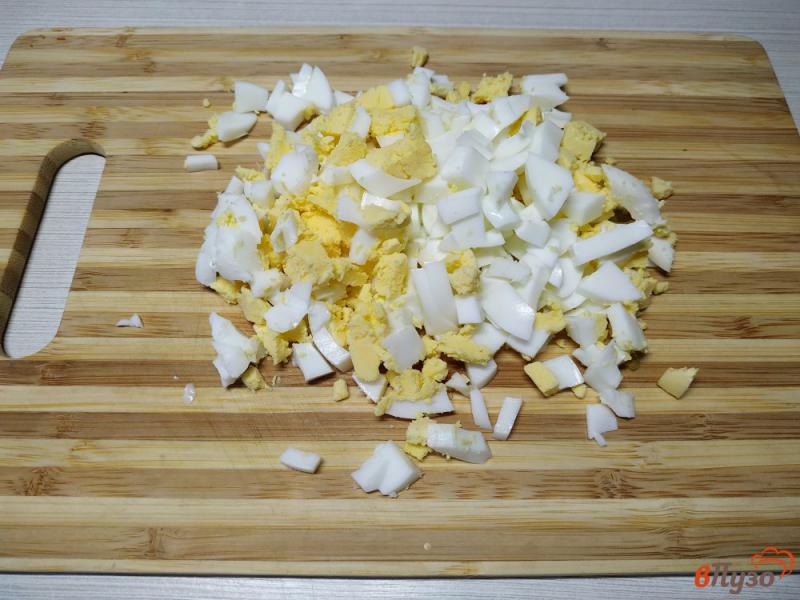 Фото приготовление рецепта: Заливной пирог с зелёным луком и яйцами шаг №2