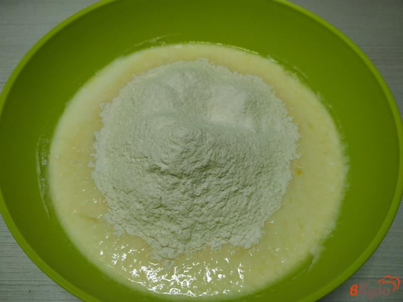 Фото приготовление рецепта: Заливной пирог с зелёным луком и яйцами шаг №4