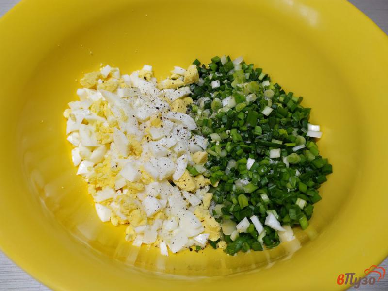 Фото приготовление рецепта: Заливной пирог с зелёным луком и яйцами шаг №6