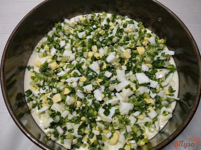 Фото приготовление рецепта: Заливной пирог с зелёным луком и яйцами шаг №7
