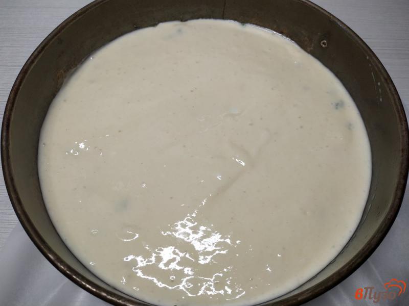 Фото приготовление рецепта: Заливной пирог с зелёным луком и яйцами шаг №8