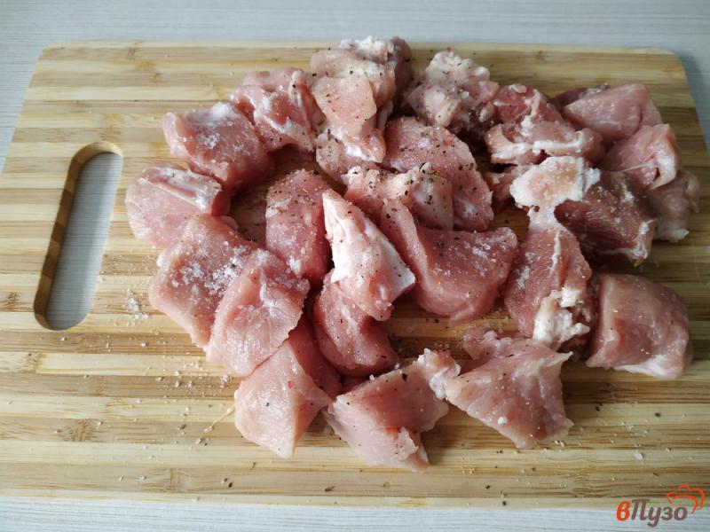 Фото приготовление рецепта: Картофель тушёный со свининой и паприкой шаг №2