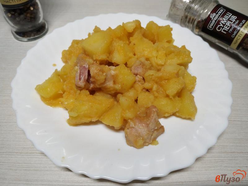Фото приготовление рецепта: Картофель тушёный со свининой и паприкой шаг №11
