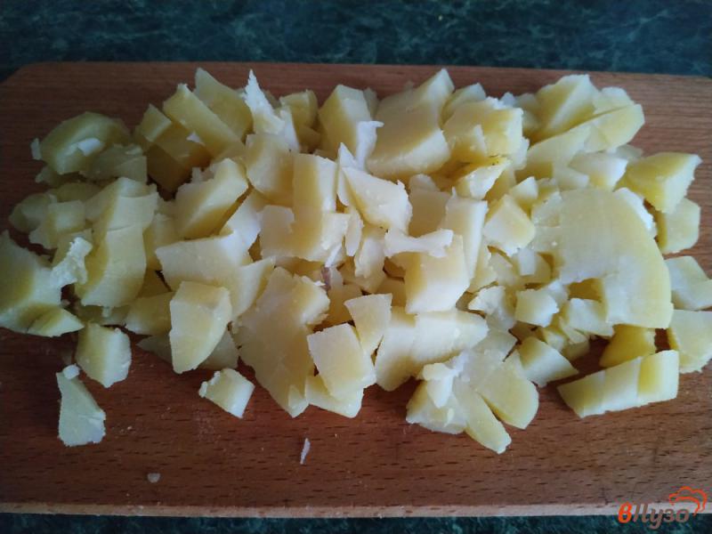 Фото приготовление рецепта: Крабовый салат с картофелем и свежим огурцом шаг №4