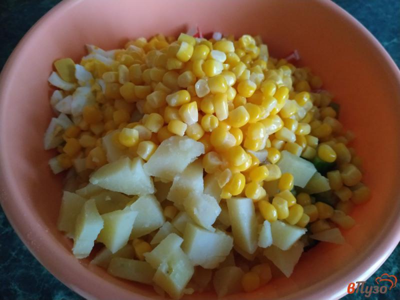 Фото приготовление рецепта: Крабовый салат с картофелем и свежим огурцом шаг №5