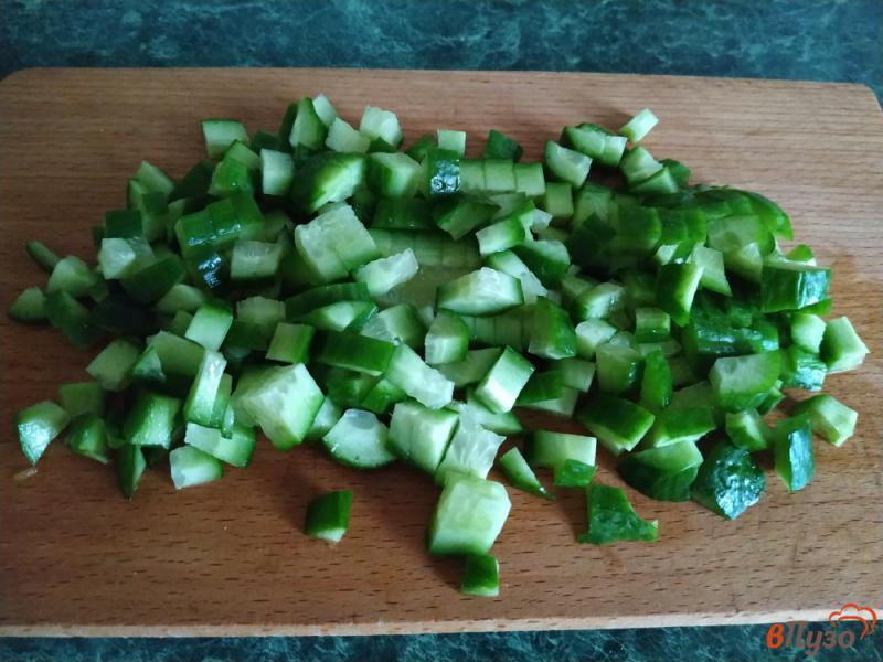 Фото приготовление рецепта: Крабовый салат с картофелем и свежим огурцом шаг №2