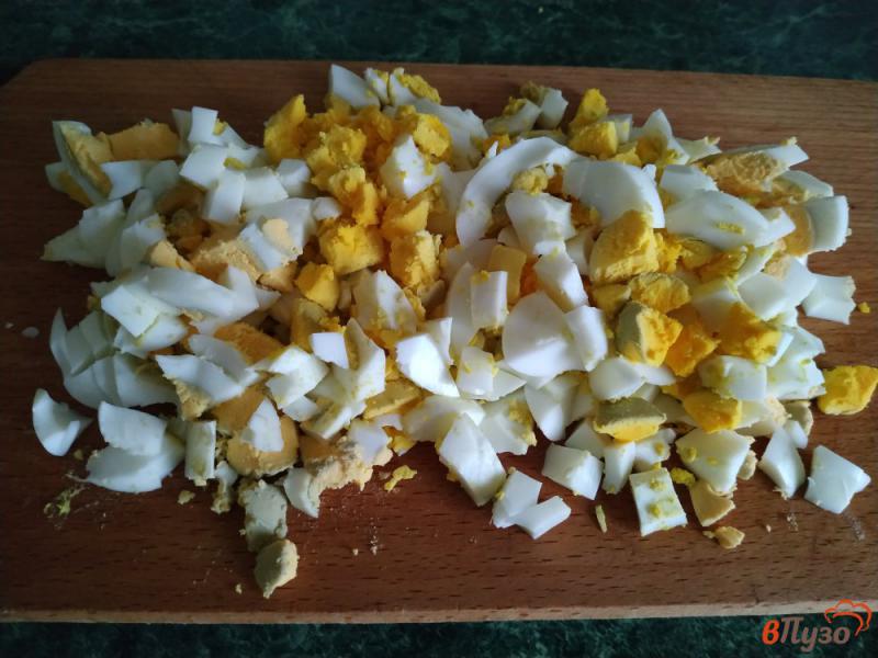 Фото приготовление рецепта: Крабовый салат с картофелем и свежим огурцом шаг №3