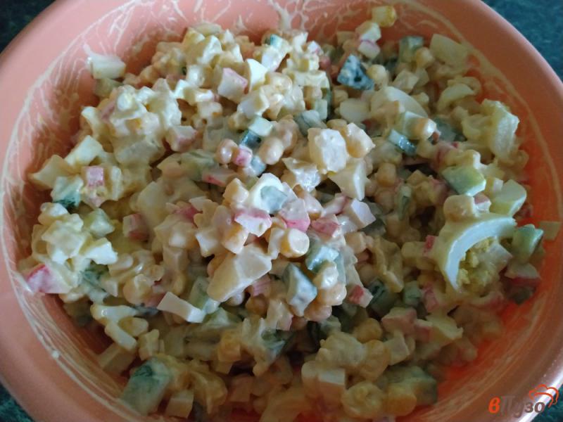 Фото приготовление рецепта: Крабовый салат с картофелем и свежим огурцом шаг №7