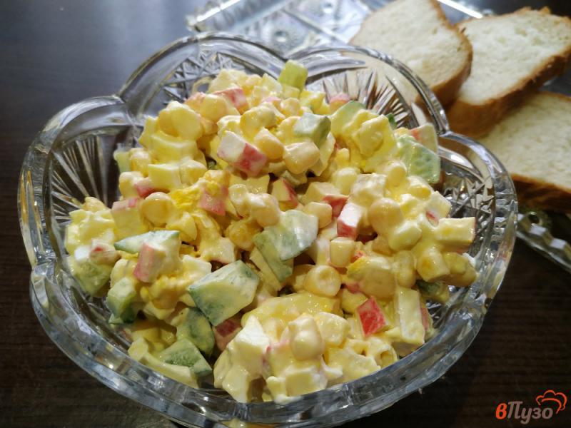 Фото приготовление рецепта: Крабовый салат с картофелем и свежим огурцом шаг №8