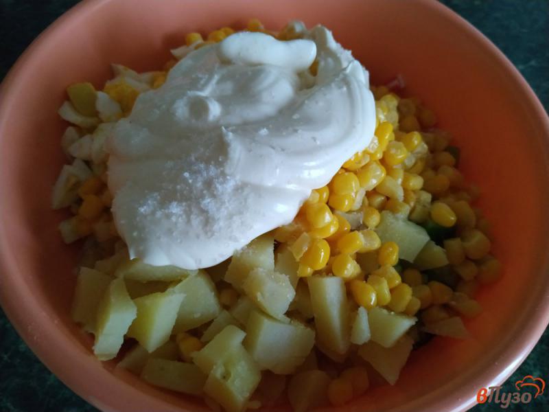 Фото приготовление рецепта: Крабовый салат с картофелем и свежим огурцом шаг №6