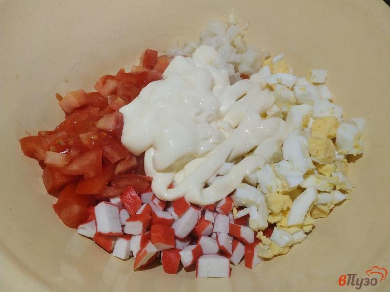 Фото приготовление рецепта: Салат из крабовых палочек яиц и помидоров шаг №4