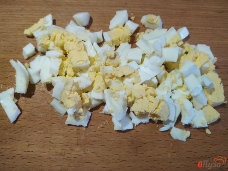 Фото приготовление рецепта: Салат из крабовых палочек яиц и помидоров шаг №2