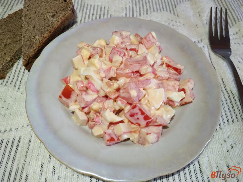 Фото приготовление рецепта: Салат из крабовых палочек яиц и помидоров шаг №6