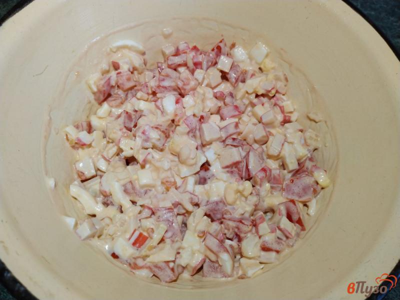 Фото приготовление рецепта: Салат из крабовых палочек яиц и помидоров шаг №5