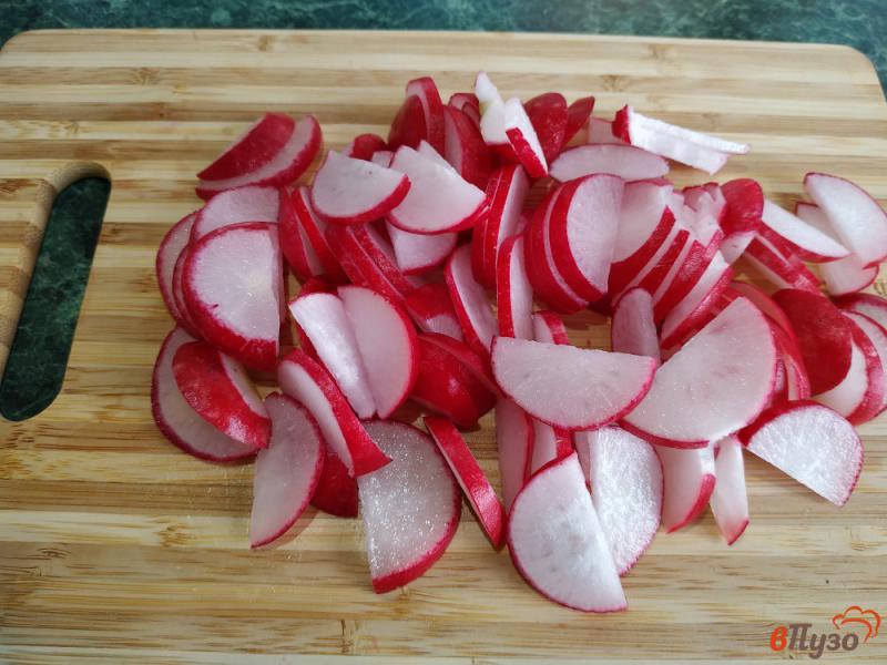 Фото приготовление рецепта: Салат из редиски со свежим огурцом и консервированым нутом шаг №1