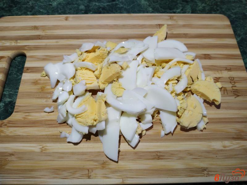 Фото приготовление рецепта: Салат из редиски со свежим огурцом и консервированым нутом шаг №3