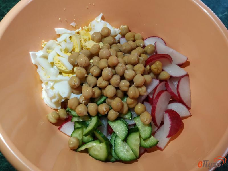 Фото приготовление рецепта: Салат из редиски со свежим огурцом и консервированым нутом шаг №4