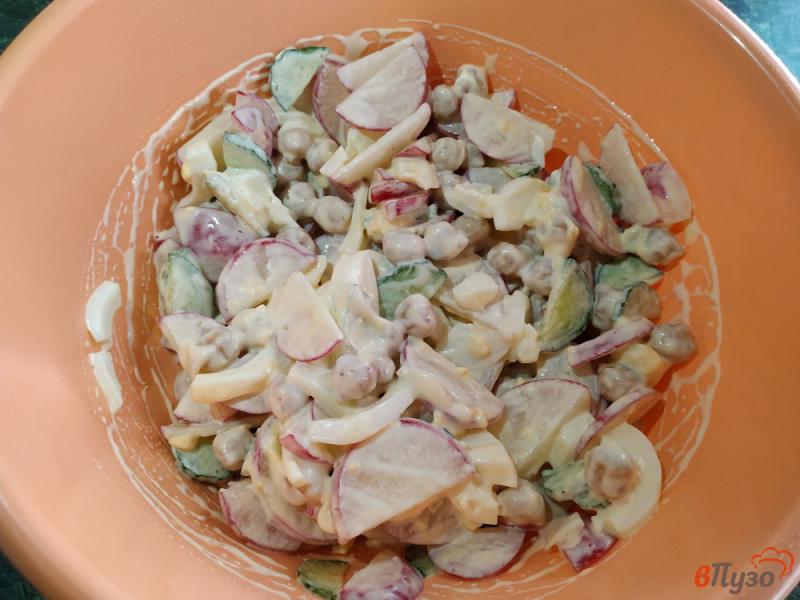 Фото приготовление рецепта: Салат из редиски со свежим огурцом и консервированым нутом шаг №6