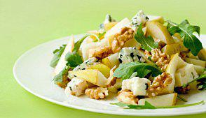 фото рецепта: Салат из груши, орехов и козьего сыра