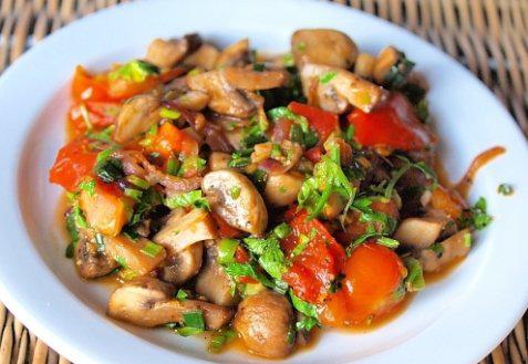 фото рецепта: Теплый грибной салат с помидорами