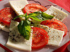 фото рецепта: Брынза с помидорами и базиликом