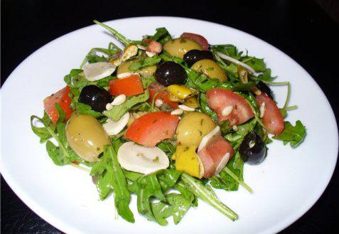 фото рецепта: Пикантный салат с рукколой