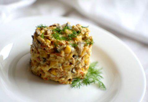 фото рецепта: Салат с кукурузой и грибами