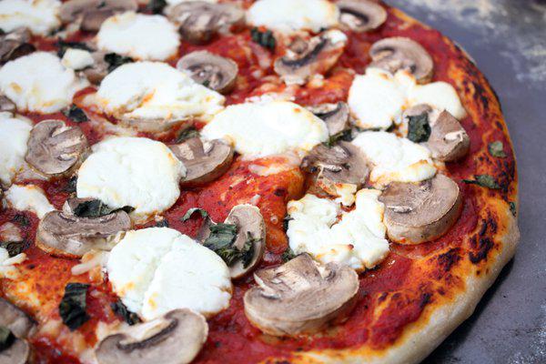 фото рецепта: Пицца с грибами и козьим сыром