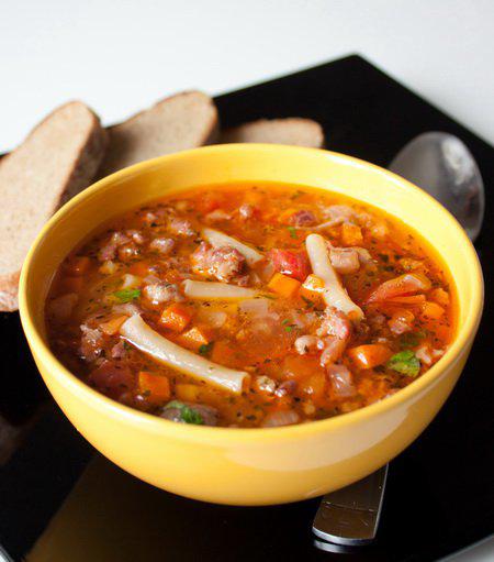 фото рецепта: Мясной суп с макаронами и базиликом