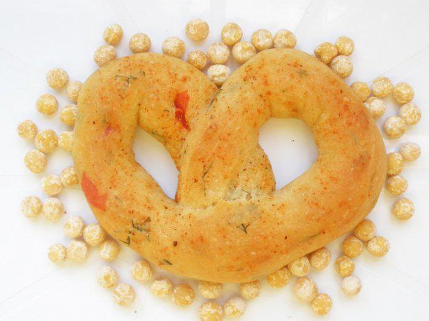 фото рецепта: Закусочные крендельки с болгарским перцем и зеленью