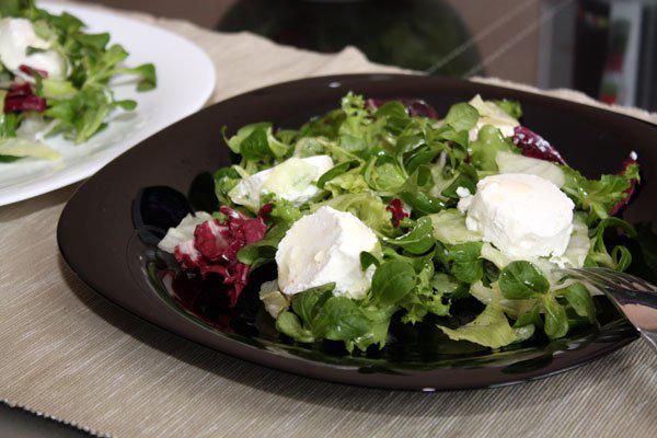 фото рецепта: Зеленый салат с козьим сыром