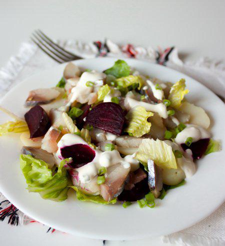 фото рецепта: Салат с картофелем, свеклой и копченой скумбрией