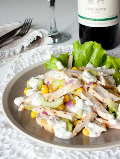 фото рецепта: Салат из курицы с огурцом и кукурузой