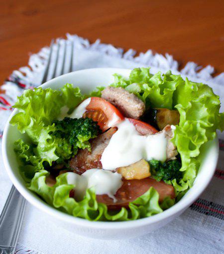 фото рецепта: Теплый салат со свининой и брокколи