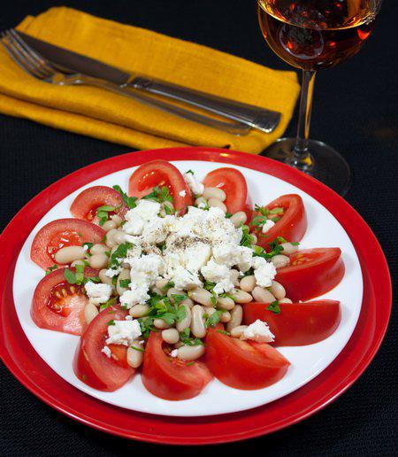 фото рецепта: Салат из томатов и фасоли в средиземноморском стиле