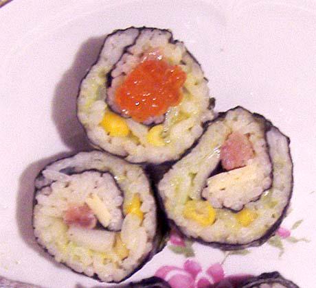 фото рецепта: Суши с кукурузой и лососем (ролл-инсайд)