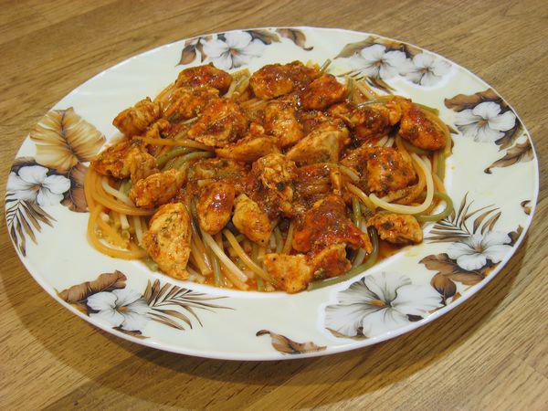 фото рецепта: Куриное филе в томате и спагетти на гарнир