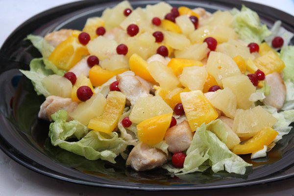 фото рецепта: Салат из курицы с ананасами