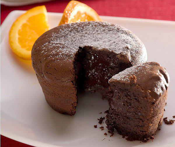 фото рецепта: Шоколадные кексы с жидкой начинкой