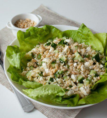 фото рецепта: Салат из булгура с фетой и кедровыми орешками
