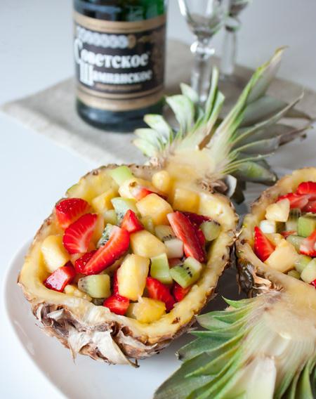 фото рецепта: Фруктовый салат с клубникой в ананасе