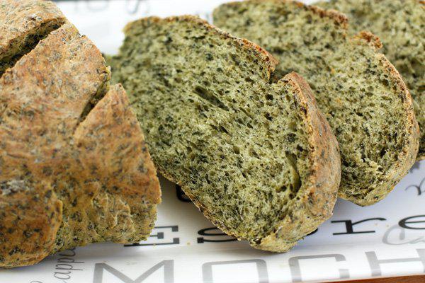 фото рецепта: Зеленый хлеб со шпинатом