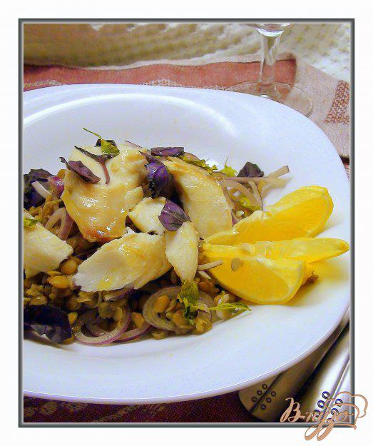 фото рецепта: Тёплый салат с чечевицей и печёной рыбой под горчично-лимонной заправкой.