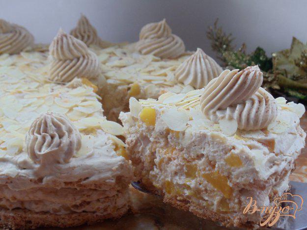 фото рецепта: Кофейный торт с персиками и миндалем «Success»