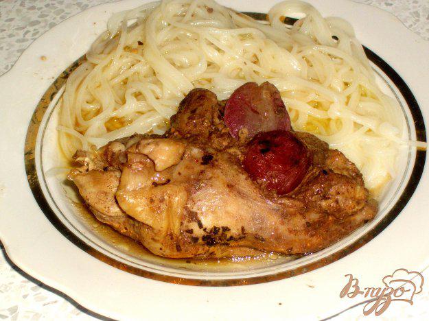фото рецепта: Куриные окорочка, фаршированные куриной печенью и виноградом.