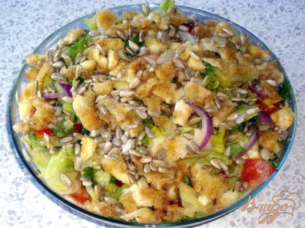 фото рецепта: Салат с авокадо и сырными гренками