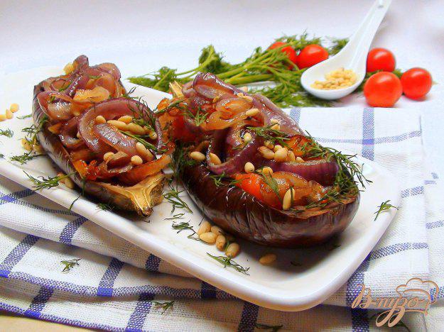 фото рецепта: Баклажаны с карамелизованным луком и кедровыми орешками.