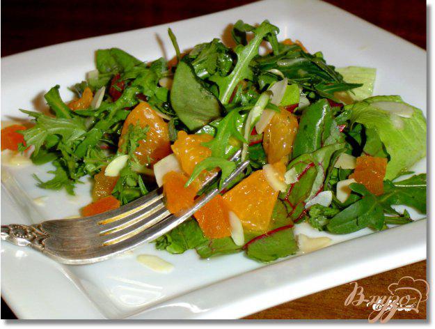 фото рецепта: Салат с мандаринами, курагой и миндальными лепестками